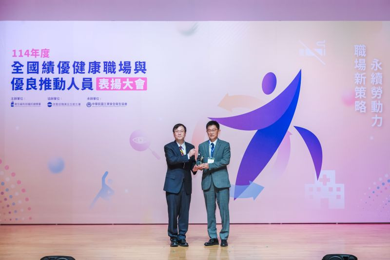 衛生福利部常務次長莊人祥（左）頒獎和泰大金總經理陳永澤。(和泰大金提供)