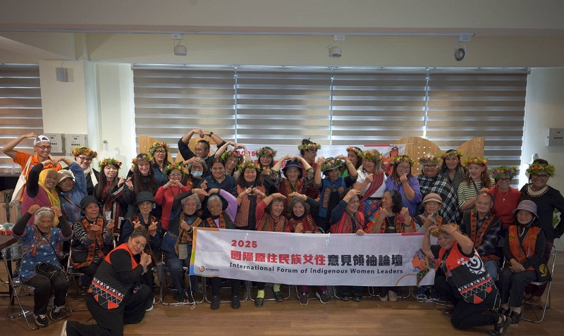 參訪屏東縣喜樂發發吾部落新來義文化健康站，與部落長者們共同體驗花環DIY製作